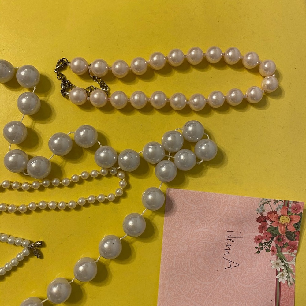 Five pearl necklaces. Choker to long opera